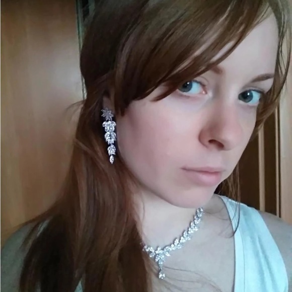 Bridal Cluster Drop Flowers Earrings - Picture 5 of 7